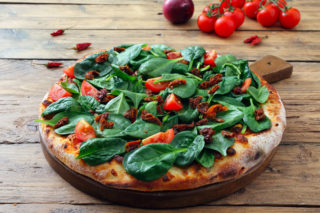 Pizza con spinaci e pomodori secchi