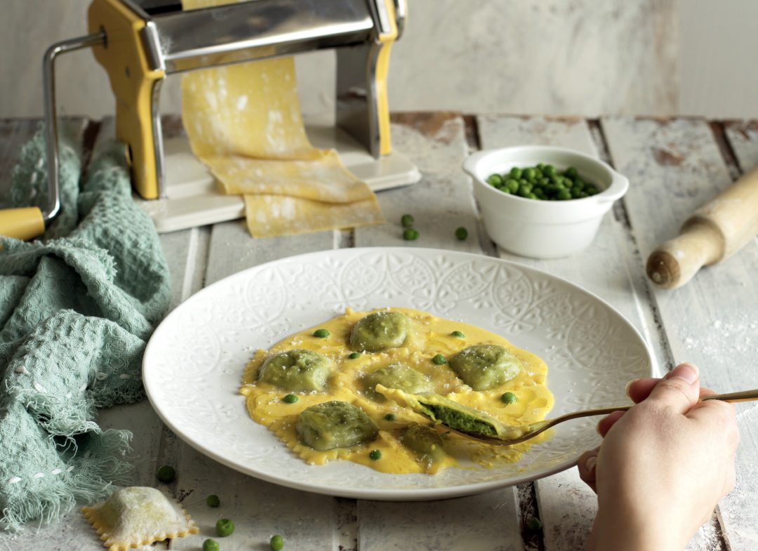 ricetta ravioli piselli e zucchine con salsa burrata e zafferano con macchina pasta tescoma