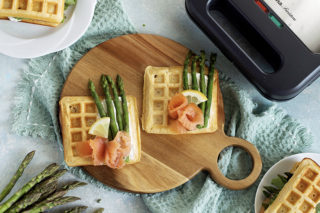 waffle salati con asparagi e salmone ricetta con tostiera tescoma