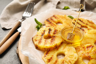 ricetta ananas grgliato con miele e cannella come tagliare ananas