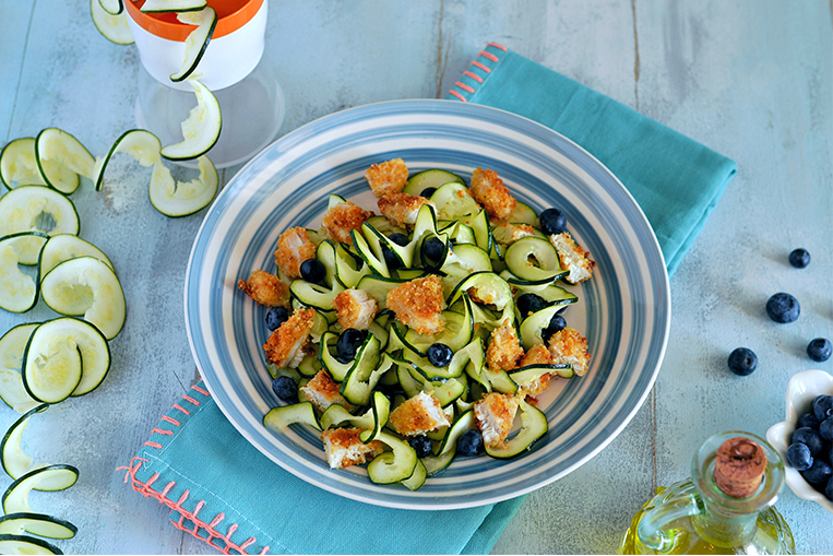 insalata di zucchine con pollo croccante e mirtilli