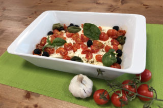 Ricetta con video della feta al forno microonde con pomodorini e olive nere