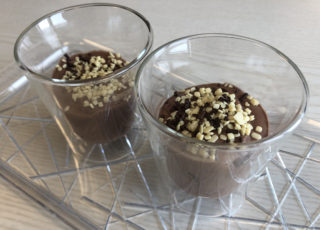 Foto della ricetta della mousse vegana al cioccolato preparata con acqua faba
