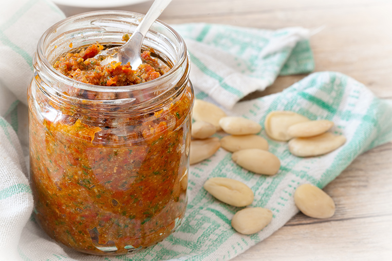 foto vasetto di pesto ai pomodorini e mandorle con ricetta veg