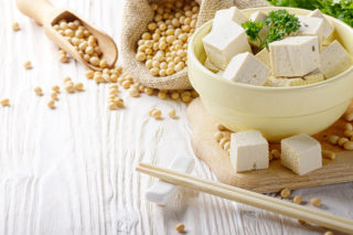 foto ricetta tofu fatto in casa con utensile formaggi tescoma